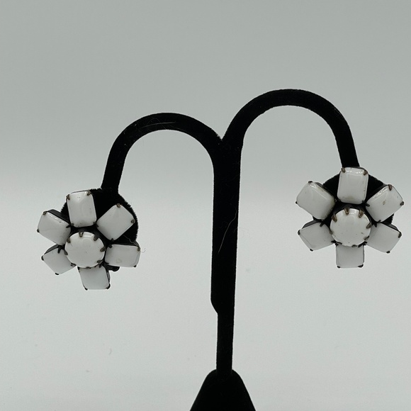 Vintage Weiss Earrings White Milk Glass Clip On Signed - Picture 1 of 6